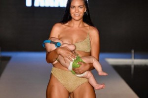 Модель Sports Illustrated шокировала неожиданным поступком во время показа