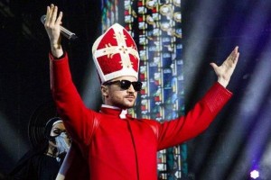 Сергей Лазарев удивил поклонников сценическим костюмом Папы Римского