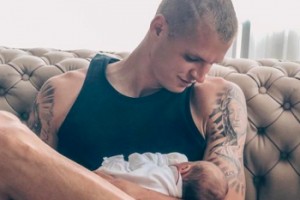Дмитрий Тарасов опубликовал трогательное фото с новорожденной дочерью