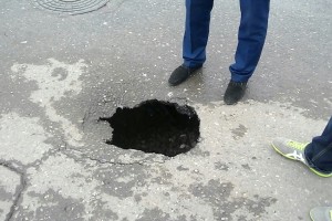 В центре Астрахани девочка примерно десяти лет упала в яму