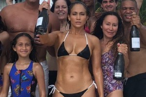 Дженнифер Лопес отпраздновала день рождения в бикини и с шампанским