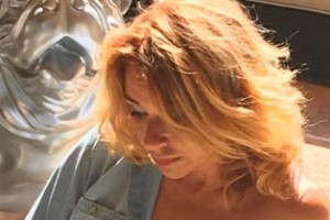 Алена Апина дразнит фанатов откровенным декольте