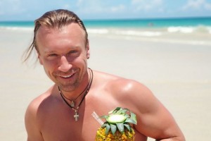 МУЖЧИНА ТВОЕЙ МЕЧТЫ: ОЛЕГ ВИННИК ПРОКАТИЛСЯ НА ГРЕБНЕ ВОЛНЫ В ТЕПЛОМ ОКЕАНЕ