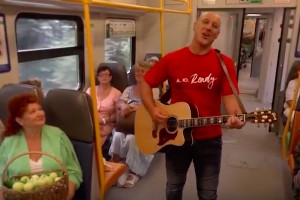 Денис Майданов спел в электричке по просьбе губернатора Московской области