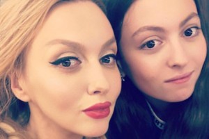 НАСТУПАЕТ МАМЕ НА ПЯТКИ: ДОЧЬ ОЛИ ПОЛЯКОВОЙ ПОВТОРИЛА ЕЕ ГОРЯЧЕЕ ФОТО В БИКИНИ