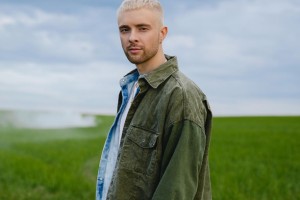 Егор Крид отправился с "любимой" на гастроли: певец пообедал в самолете с игрушкой