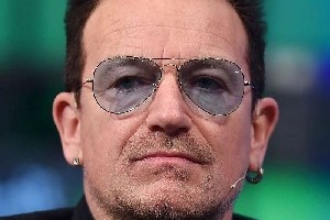 Боно из U2 полностью потерял голос