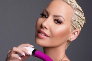 ИНТЕРНЕТ ВЗОРВАЛА ФОТО ЭМБЕР РОУЗ, УДОВЛЕТВОРЯЮЩЕЙ СЕБЯ ПЕРЕД ЗЕРКАЛОМ