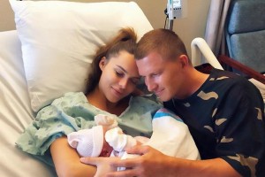 Певица Ханна стала мамой в первый раз