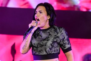 Самая сексуальная певица 2016 года не вернется домой из реабилитационной клиники