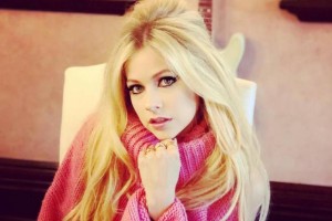 Аврил Лавин рассказала о своей болезни в новой песне: певица выпустила трек впервые за 5 лет