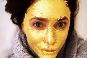 Маска из золота: английская телезвезда прибегает к экзотическим процедурам красоты