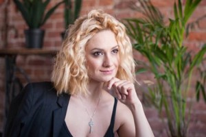 Карина Мишулина намерена доказать, что родного брата у нее нет