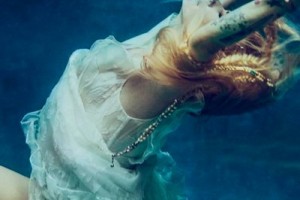 Аврил Лавин стала утопленницей в новом клипе