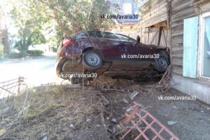 Водитель автомобиля «Лада Приора» врезался с стену жилого дома, оставил машину и скрылся