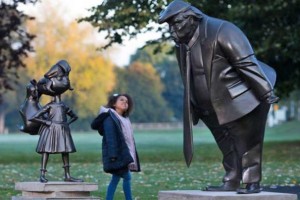 Скульптуру разъяренного Трампа и девочки установили в Англии?