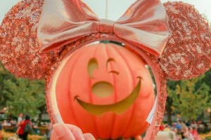 Неожиданный костюм на Хэллоуин: бодиарт с блестками на самых пикантных местах