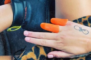 Настя Кудри нашла стильный «аксессуар» для ампутированных пальцев