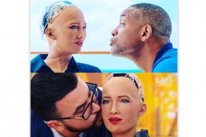 Руслан Сеничкин поцеловал человекоподобного робота Софию