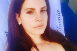 Лана Дель Рей спела новую песню на презентации Apple (Видео)