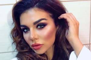 ГРУДЬ НАПОКАЗ: АННА СЕДОКОВА ВЗБУДОРАЖИЛА СЕТЬ СЕКСУАЛЬНЫМ НАРЯДОМ