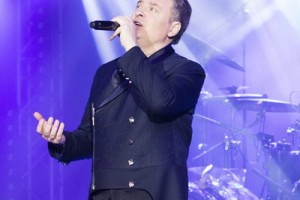 Александр Добронравов показал юбилейный концерт в сети 