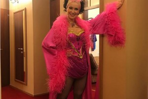 Нонна Гришаева предстала перед фанатами в образе розового фламинго