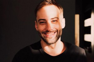 Дмитрий Шепелев купил губную гармошку: телеведущий осваивает новый музыкальный инструмент