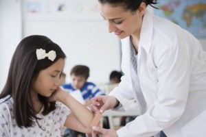 Школьных медсестер обяжут «сдавать» курящих детей в органы опеки