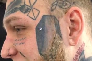 На лице сына Елены Яковлевой появился новый пирсинг  