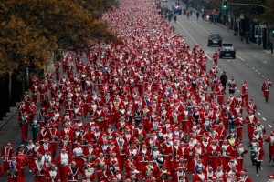 В Мадриде состоялся благотворительный забег семи тысяч Санта-Клаусов