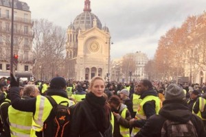 Ума Турман прибыла в Париж поддержать протестующих
