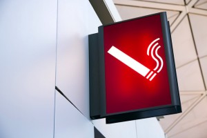 В российских аэропортах снова появятся зоны для курящих