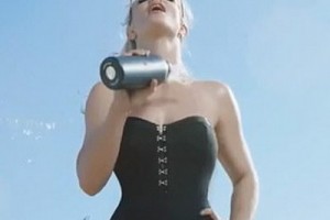 Бритни Спирс рекламирует новый парфюм с гантелями и в купальнике