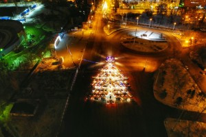Астраханские автовладельцы зажгли самую большую ёлку в городе