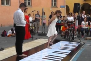 Это самый нестандартный способ игры на пианино, который вы видели!