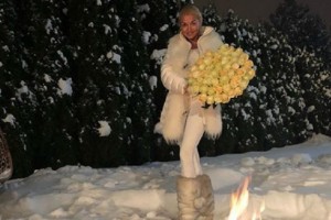 Обнаженная Волочкова прыгнула в снег в новогоднюю ночь