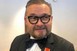 Александр Васильев украсил елку игрушками дореволюционной эпохи и старинными флажками