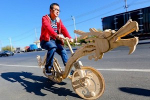 Житель Китая собрал велосипед из палочек от мороженого