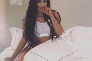 Ким Кардашьян вставила в зубы бриллианты