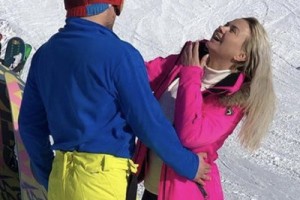 Анна Семенович покоряет снежные склоны в компании Большого человека