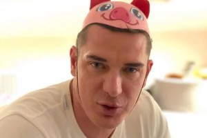 Курбан Омаров удивил подписчиков показав сколько воска содержит кожура красивого яблока