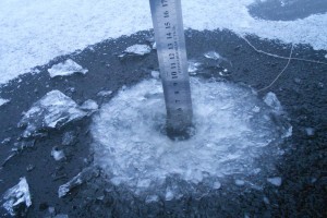 В Астраханской области зафиксировали небезопасную толщину льда.