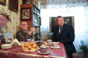 Глава региона Сергей Морозов побывал в гостях у известного писателя Астрахани