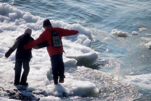 Спасатели сняли с льдины двух подростков