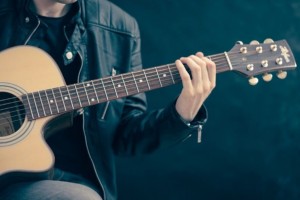 Исследователи выяснили, что качество звука гитары не зависит от древесины