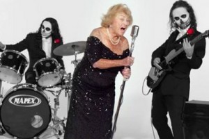97-летняя журналистка, пережившая Холокост, стала солисткой дэт-метал-группы
