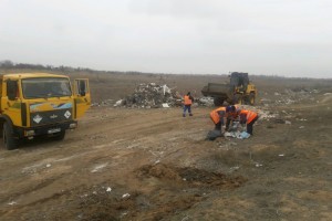 В районе аэропортовского шоссе убрали 700 кубов мусора