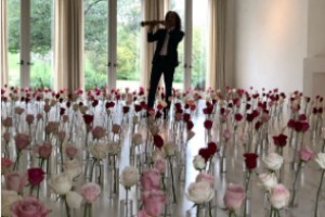 Канье Уэст организовал для Ким миллион роз в гостиной и саксофониста-легенду