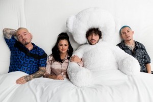 Селена Гомес снялась в постели с тремя мужчинами для нового сингла